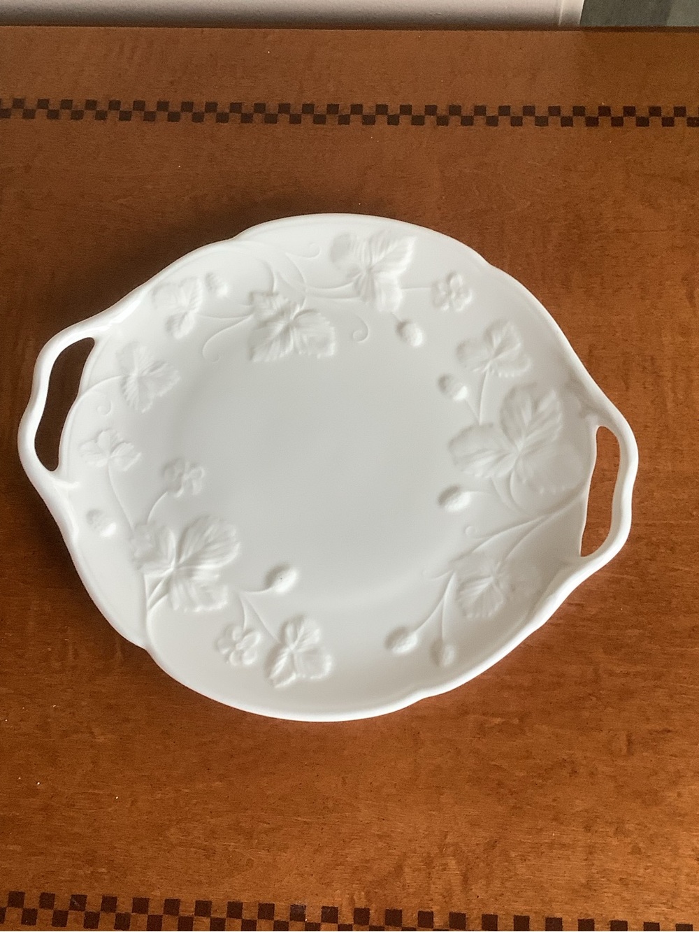 1999 Minton Victoria Strawberry Embossed Fine Bone China Cake Plate